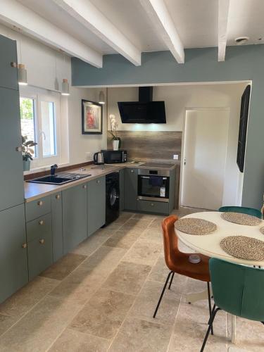 Dapur atau dapur kecil di Beautiful two bedroomed gite
