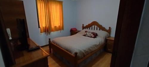 a bedroom with a bed and a window at PompinHouse in Ushuaia