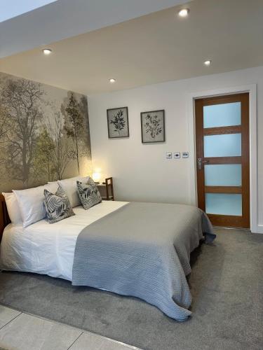 Isle of WightにあるBotanical Suite Ryde Isle of Wightの大きなベッドと枕のある寝室