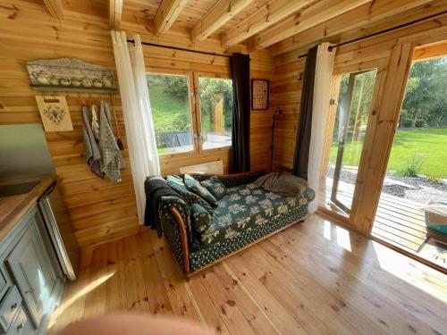 La Celle-sous-GouzonにあるChalet natureのリビングルーム(ソファ付)