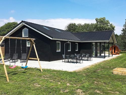 ロモ・キルケビーにある16 person holiday home in Rømøのブランコ付黒家