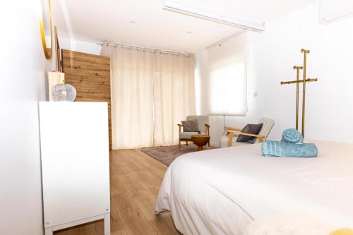 Cama o camas de una habitación en Luxurious studio with Sauna, Video projector, Garden