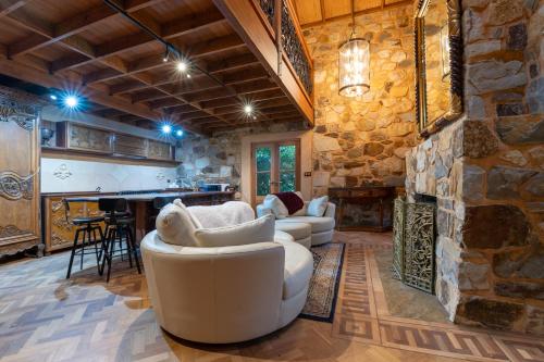 ein Wohnzimmer mit Sofas und einer Steinmauer in der Unterkunft Adelaide Heritage Home with Vintage Charm in Evandale