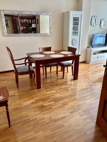 a dining room with a table and chairs and a mirror at Casa Loli in Mieres