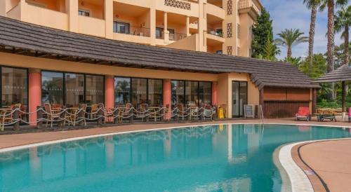 Swimmingpoolen hos eller tæt på Estréla da Luz CasaValerie studio with gym and indoor pool