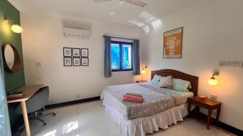 Postel nebo postele na pokoji v ubytování 3 BHK Villa in Arpora with Pool access,5 Mins to Baga