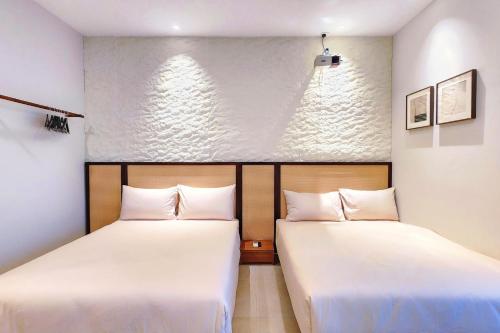 due letti in una stanza con lenzuola bianche di SkyPool at 22Macalisterz - Georgetown City Centre, 4pax by PG Home a George Town