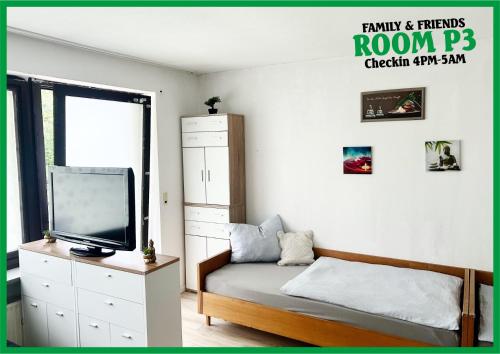 a bedroom with a bed and a flat screen tv at Family & Friends Room P3, 5 beds, 25qm, Check-in 4PM till 5AM in Creglingen