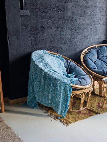 two wicker chairs with a blue blanket on them at Villa Hillcrest in Weligama