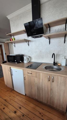 a kitchen counter with a sink and a microwave at Садиба Святослав in Skhidnitsa