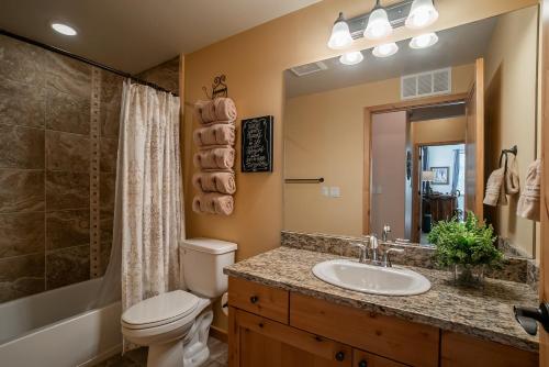 Phòng tắm tại Trailhead 324 Shared Hot Tub, Pool, Private Balcony, and Grill