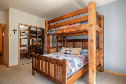 Giường trong phòng chung tại Trailhead 324 Shared Hot Tub, Pool, Private Balcony, and Grill