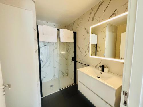 Phòng tắm tại Vila Pombal Tomar Apartments - Pool & City Views