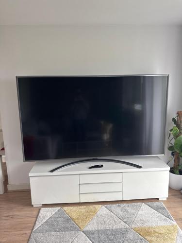 Televisyen dan/atau pusat hiburan di Modern flat