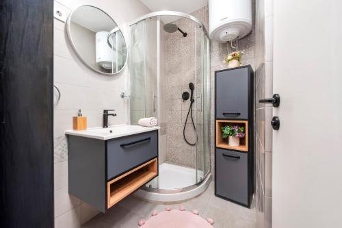 un baño con lavabo y ducha en Apartman Tereza, en Rovinj