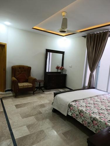 Zona de estar de RMT Residencia full basement