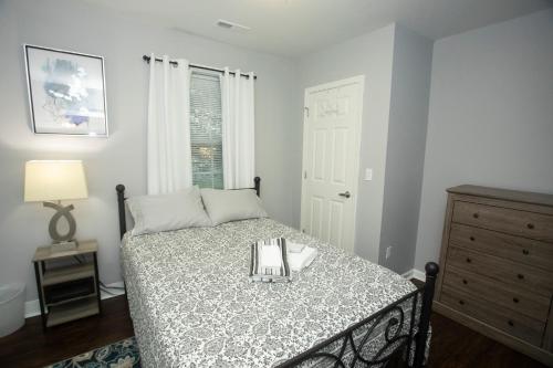 Un dormitorio con una cama con una mesa encima. en Comfy 3BD-2BA Near Colleges,Tanger, Coliseum, en Fisher Park