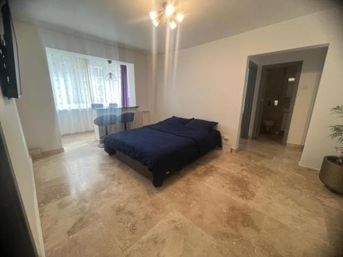 a bedroom with a bed and a table in it at Ywa in Râmnicu Vâlcea