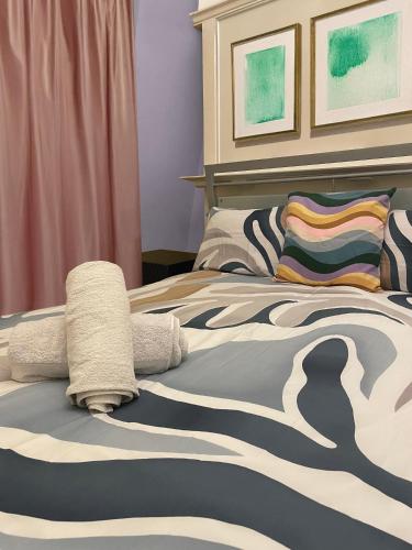 ロンドンにあるIdeal location Central London Gem Former Monastery Double Room in Mayfairのベッドルーム1室(毛布、枕付)