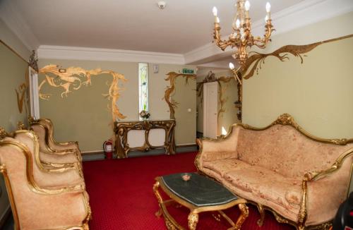 a living room with a couch and a table at Pensiunea Paradis in Râmnicu Vâlcea