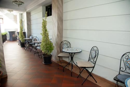 a row of chairs and tables on a patio at Pensiunea Paradis in Râmnicu Vâlcea