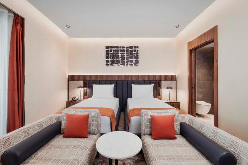 Кровать или кровати в номере GOLDEN TULIP GEBKIM KOCAELI