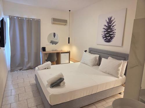 1 dormitorio con 1 cama con mando a distancia en Koukounari Agistri, en Skala