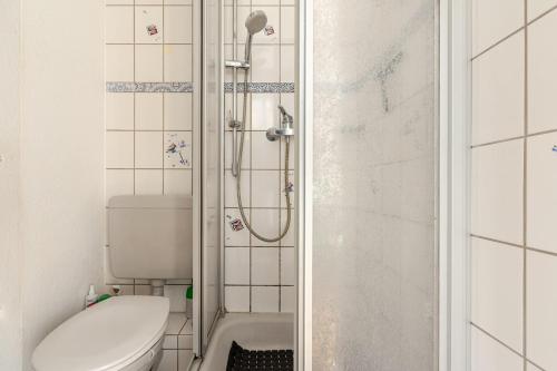 ein kleines Badezimmer mit Toilette und Dusche in der Unterkunft Sustainable Living - Haus Frieda in Bonn
