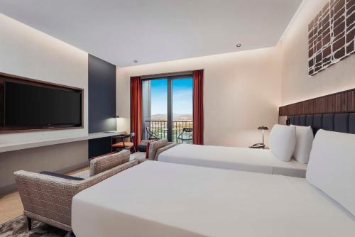 Кровать или кровати в номере GOLDEN TULIP GEBKIM KOCAELI
