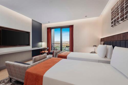 Кровать или кровати в номере GOLDEN TULIP GEBKIM KOCAELI