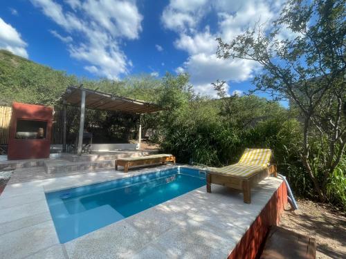Kolam renang di atau dekat dengan Cabaña del Sol con pileta - 7 Colores Casas Serranas