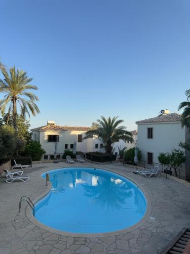 Tranquil Poolside apartment with stunning views