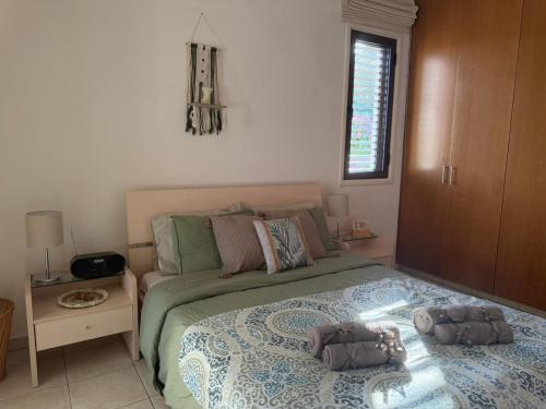 Cama o camas de una habitación en Tranquil Poolside apartment with stunning views
