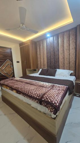 Una cama o camas en una habitación de Hotel Shri Ram Palace