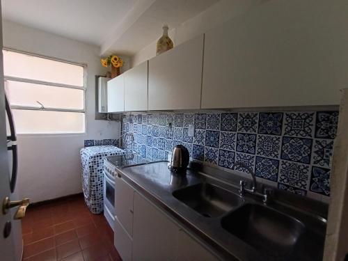 Η κουζίνα ή μικρή κουζίνα στο Microcentro Sanjuanino