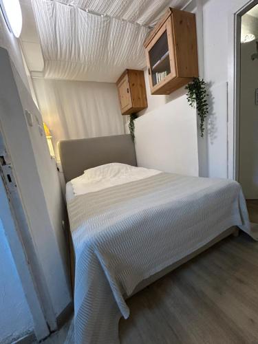 a small bedroom with a bed in a room at Fiala Home in Neumünster