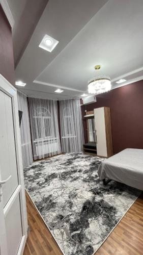Habitación con cama y alfombra grande. en Boston, en Osh