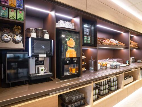 Příslušenství pro přípravu čaje a kávy v ubytování B&B Hotel Schwerin-Süd