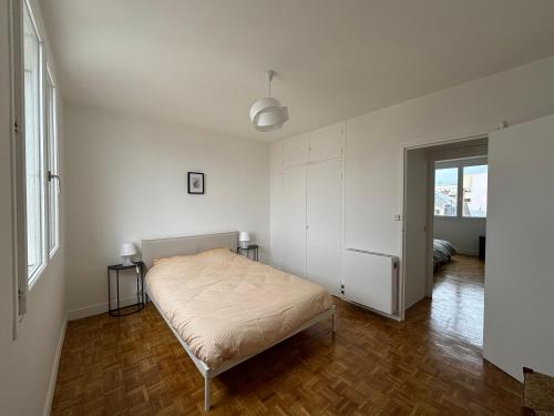 una camera da letto bianca con un letto e una finestra di Bourges Express a Bourges