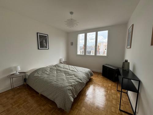 una camera da letto bianca con un letto e una finestra di Bourges Express a Bourges