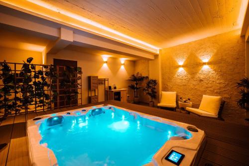 a large swimming pool in a large room with at Romantische suite met jacuzzi & sauna - dichtbij stadscentrum in Eindhoven