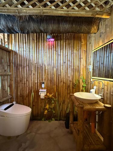 Ένα μπάνιο στο The Bamboo Villas 1