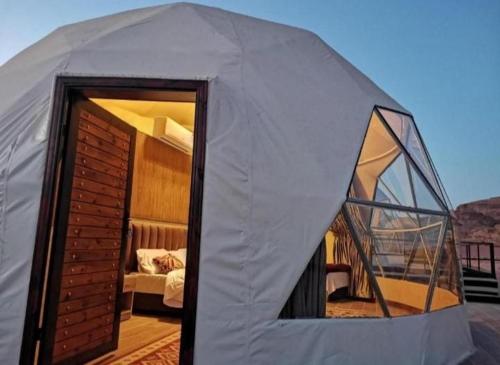 Cama o camas de una habitación en Wadi Rum Luxurious Camp View