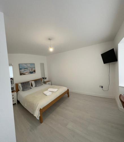 a bedroom with a bed with two towels on it at Beautiful home in Oxford in Oxford