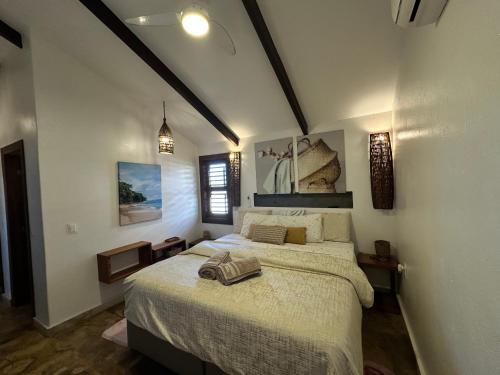 a bedroom with a large bed in a room at Casa nova in Prea