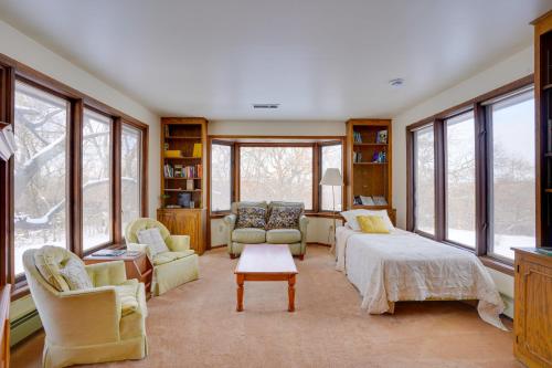 Posezení v ubytování 15 Mi to Downtown Minneapolis Retreat on 5 Acres