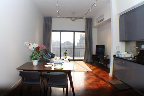 ein Wohnzimmer mit einem Tisch und ein Wohnzimmer mit einem Tisch in der Unterkunft The Mews KLCC Service Suites in Kuala Lumpur