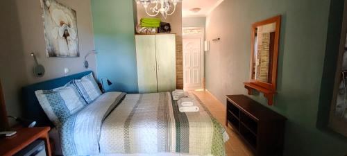 a bedroom with a bed and a dresser and a window at Edem Studios in Sivota