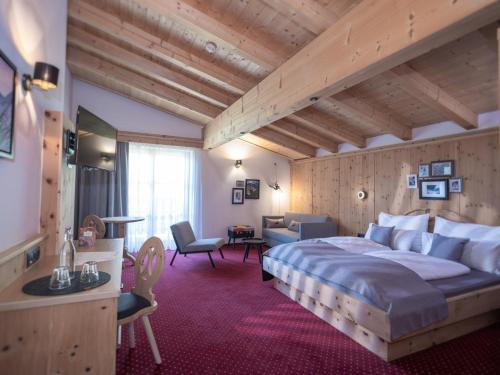 a bedroom with a large bed in a room at Hotel Silbertal in Sölden