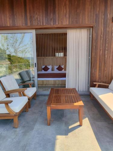 a living room with a table and chairs and a bed at Melekona House in Kartepe